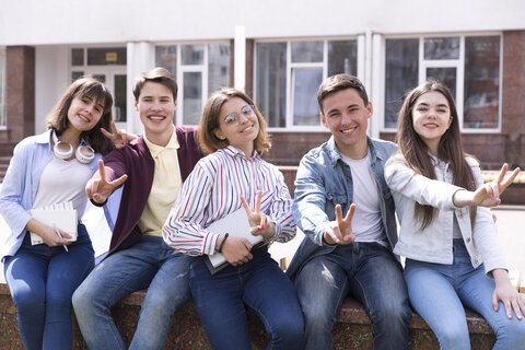 Motivierte Schüler freuen sich, Erste Hilfe Maßnahmen zu erlernen
